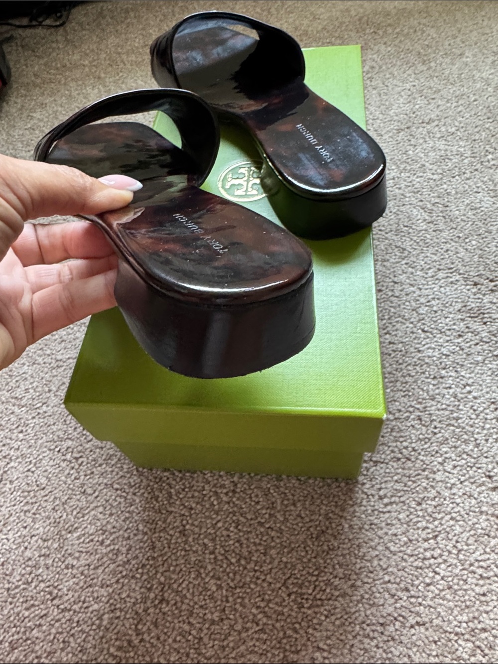 Tory Burch Brown Tortoiseshell Patent Logo Slide Sandals - Picture 6 of 14